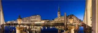 panorama an der kleinen alster in hamburg mit dem rathaus und den alsterarkaden