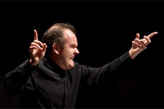 Konzert-Fotograf Ralf Brunner aus Hamburg zeigt seine Aufnahmen von den Donaueschinger Musiktagen, dem wichtigsten Festival für zeitgenössische Tonkunst weltweit. Im Bild der langjährige Chefdirigent des SWR-Symphonieorchesters François-Xavier Roth