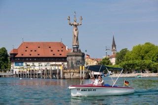 konstanz am bodensee: die statue imperia mit dem konzilhaus 