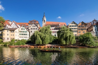 tübingen am neckar, links der hölderlinturm