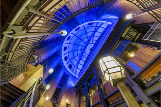 nächtlich illuminierter Zugang zum alten Elbtunnel