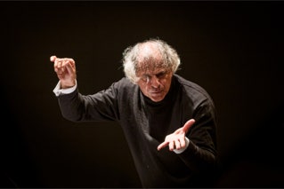 Konzert-Fotograf Ralf Brunner aus Hamburg zeigt seine Aufnahmen von den Donaueschinger Musiktagen, dem wichtigsten Festival für zeitgenössische Tonkunst weltweit. Im Bild der Dirigent Emilio Pomarico