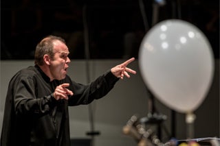 Konzert-Fotograf Ralf Brunner aus Hamburg zeigt seine Aufnahmen von den Donaueschinger Musiktagen, dem wichtigsten Festival für zeitgenössische Tonkunst weltweit. Im Bild der langjährige Chefdirigent des SWR-Symphonieorchesters François-Xavier Roth