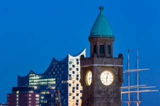 pegelturm der hamburger landungsbrücken mit elbphilharmonie