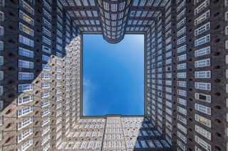 Architekturaufnahme des Innenhofs des hambuerger Sprinkenshofs, Teil des Weltkulturerbes Hamburger Kontorhäuser