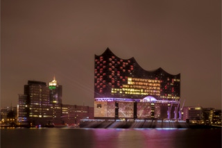 Nächtliche Architekturaufnahme der Elbphilharmonie Hamburg anlässlich der feierlichen Eröffnung