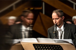 Konzert-Fotograf Ralf Brunner aus Hamburg zeigt seine Aufnahmen von den Donaueschinger Musiktagen, dem wichtigsten Festival für zeitgenössische Tonkunst weltweit. Im Bild der Bassklarinettist Michele Marelli