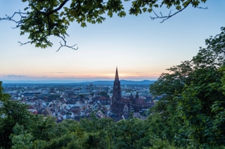 abendstimmung über freiburg vom kanonenplatz auzs