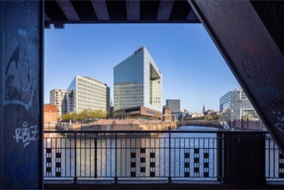 Verlagsgebäude "Der Spiegel" an der Ericusspitze von der Oberhafenbrücke aus