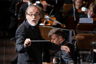 Konzert-Fotograf Ralf Brunner aus Hamburg zeigt seine Aufnahmen von den Donaueschinger Musiktagen, dem wichtigsten Festival für zeitgenössische Tonkunst weltweit. Im Bild der Dirigent Ilan Volkov.