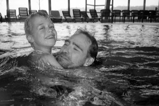 aus der fotoreportage "AIDS – leben mit dem tod": rainer bringt seinem sohn das schwimmen bei